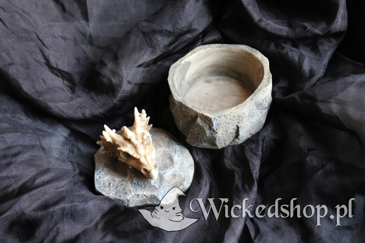 Swiecznik-Dark-Fantasy-na-swiece-typu-tealight-Kosci-Smoka-Smoczy-Szkielet-Kosciany-Smok_5B21335D_1200.jpg