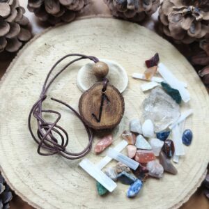 Naszyjnik Runa Eihwaz - Świętość i Moc - ręcznie wypalany na drewnie