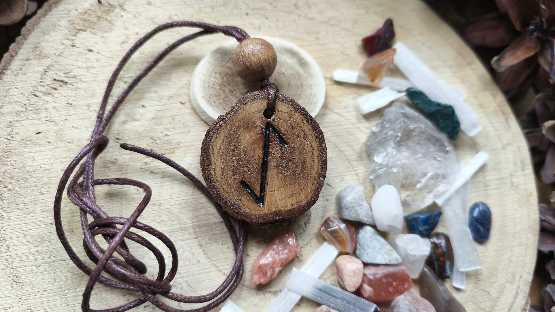 Naszyjnik Runa Eihwaz - Świętość i Moc - ręcznie wypalany na drewnie