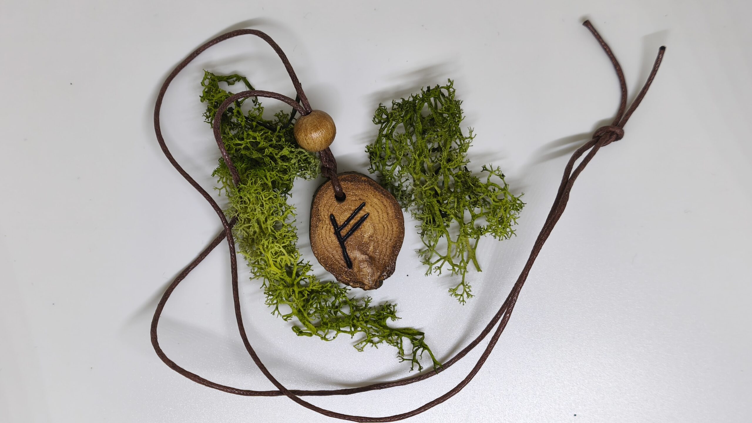 Naszyjnik Runa Fehu - Bogactwo - ręcznie wypalany na drewnie