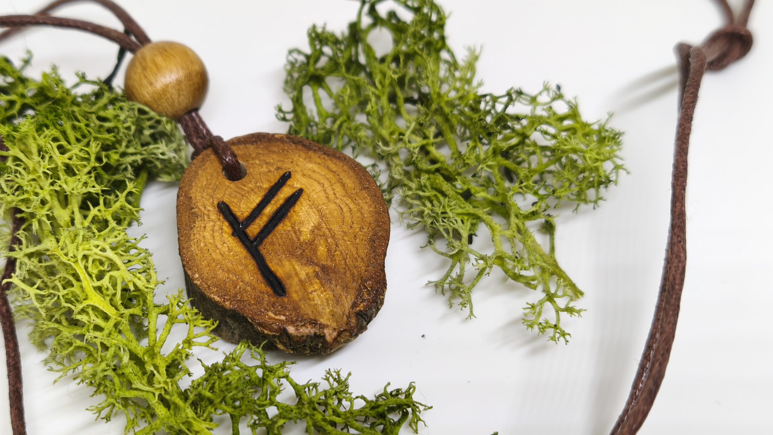 Naszyjnik Runa Fehu - Bogactwo - ręcznie wypalany na drewnie