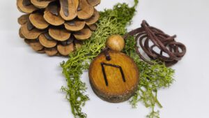 Naszyjnik Runa Uruz - Zdrowie i Siła - ręcznie wypalany na drewnie