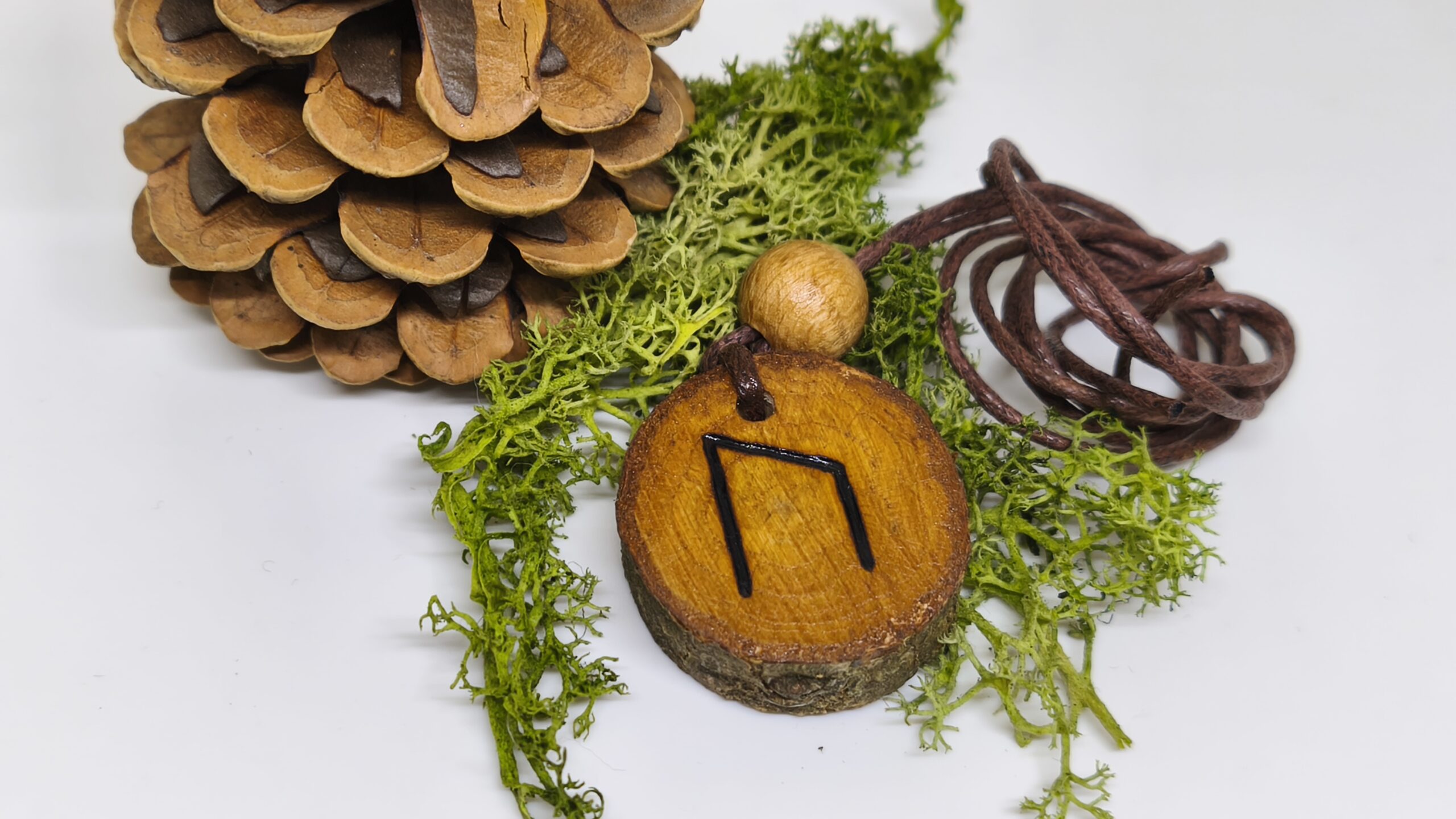 Naszyjnik Runa Uruz - Zdrowie i Siła - ręcznie wypalany na drewnie